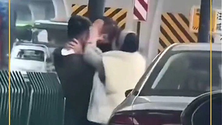 Cãi vã sau va chạm, tài xế bất ngờ ôm hôn đối phương, dân mạng bối rối theo: Chiêu này khó phòng