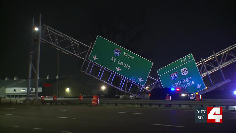 Sign collapses on I-64 in Illinois