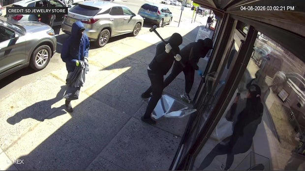Video shows thieves smash NJ jewelry store windows with sledgehammers ...