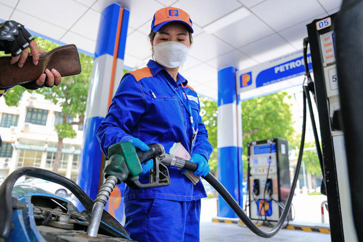 Giá xăng dầu trong nước hôm nay tiếp tục giảm mạnh. (Nguồn: Công an Nhân dân)