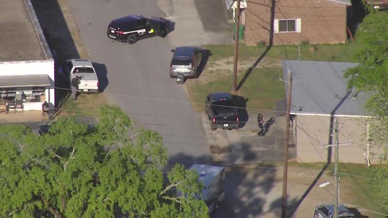 Barricaded suspect dies after exchanging gunfire with SWAT, police
