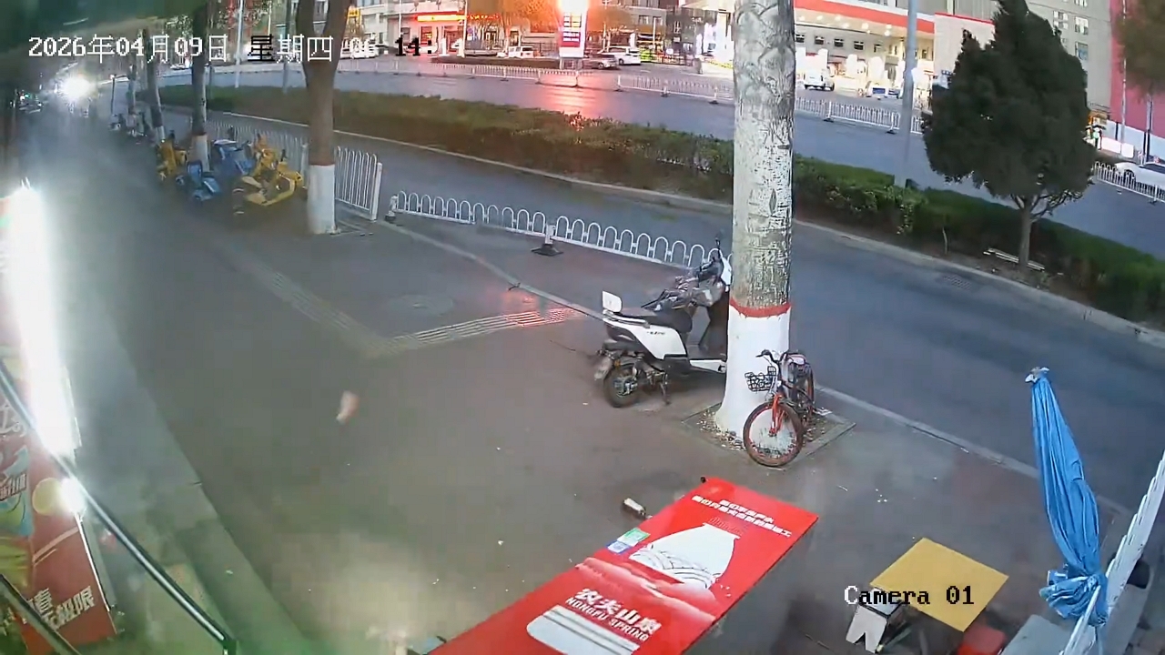 Strong winds topple vending machine in Ningxia, China
