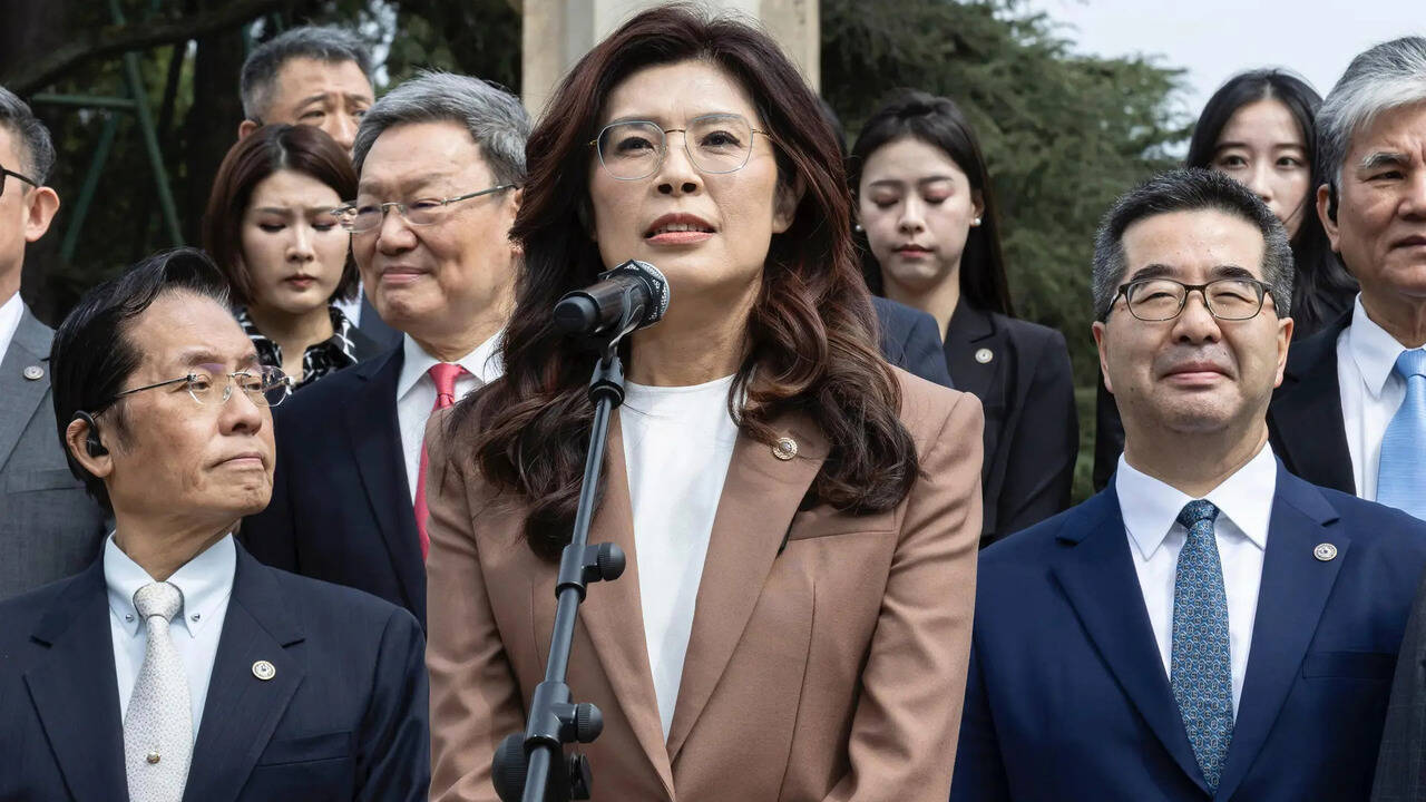 Taiwan's opposition leader Cheng Li-wun meets Xi Jinping in Beijing to ...