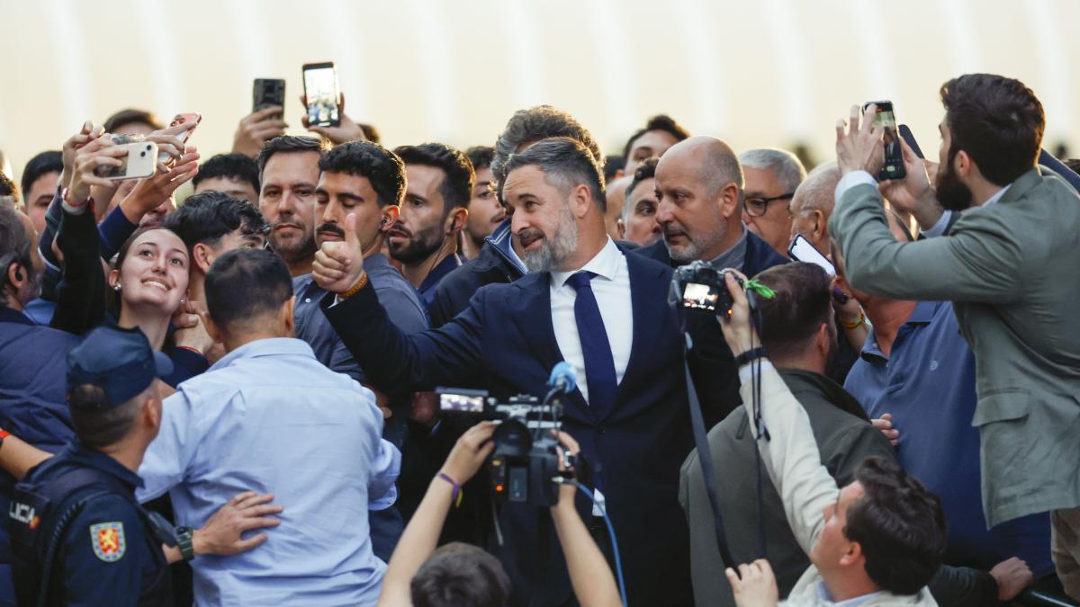 Expulsan del mitin de Abascal a un varón con una menor en brazos que le ...
