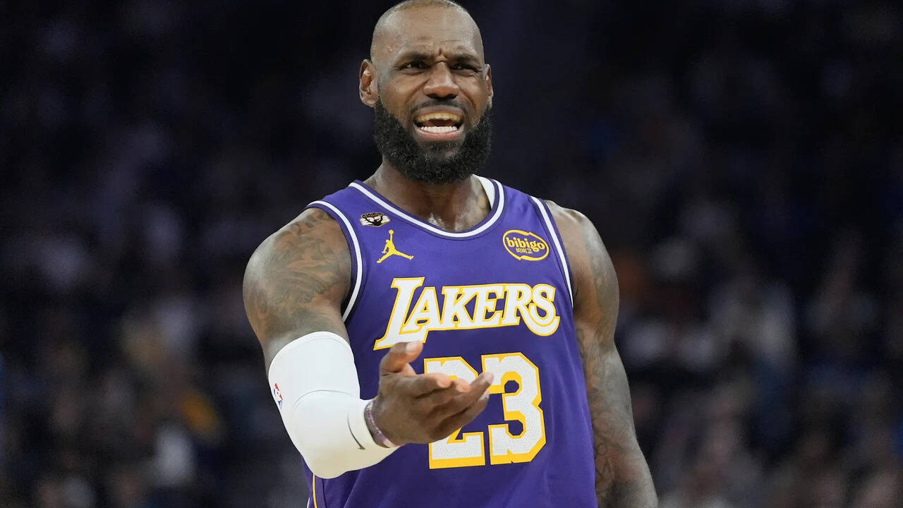 LeBron James leads Lakers to victory over Warriors in Stephen Curry's ...