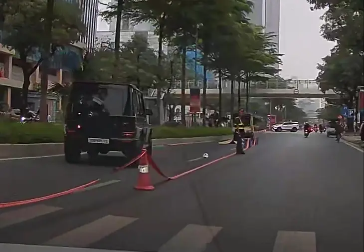 Điều tra vụ cụ ông tử vong cạnh xe Mercedes G63 trên phố lúc sáng sớm