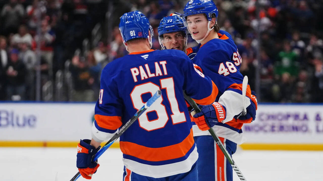 Matthew Schaefer of the Islanders matches NHL rookie defenseman goal record