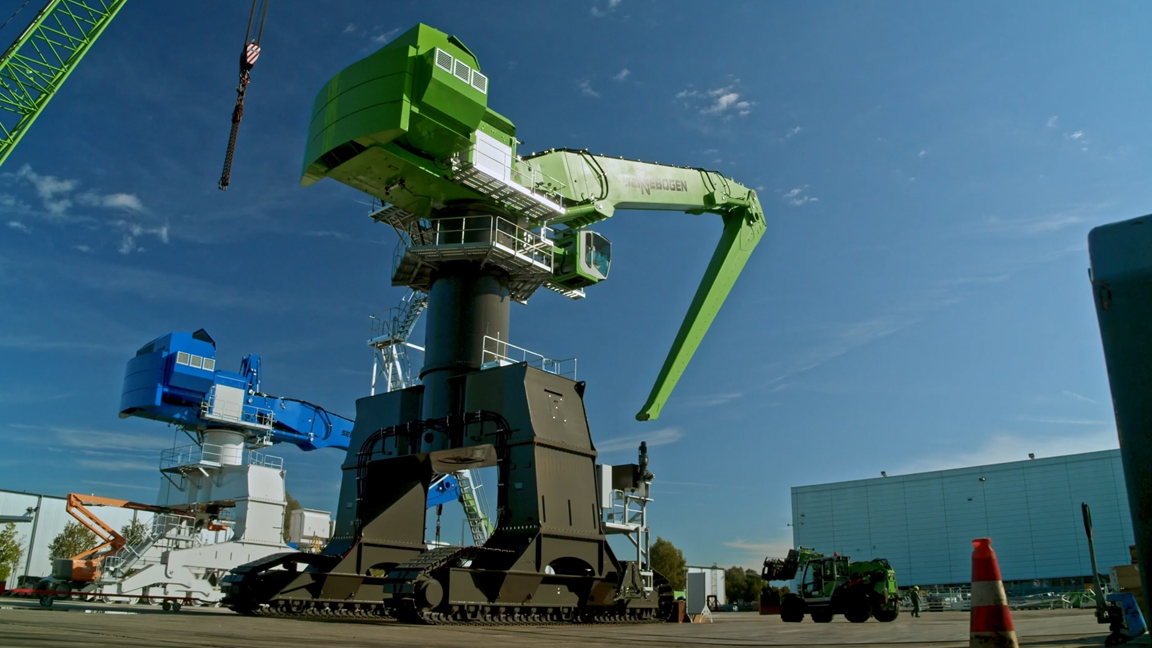 How This Giant Machine Lifts Heavy Materials with Precision?