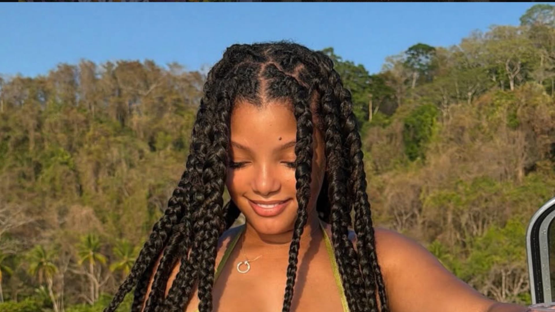 En robe rouge fluide, la chanteuse et actrice Halle Bailey annonce déjà ...