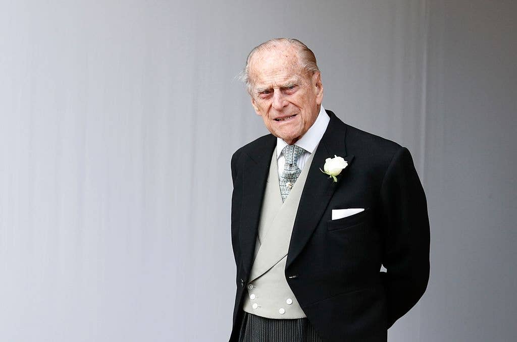 The real story behind Queen Elizabeth II's rare photo giggling at ...