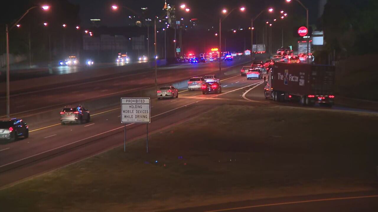 At least 1 dead in crash on I-75 northbound