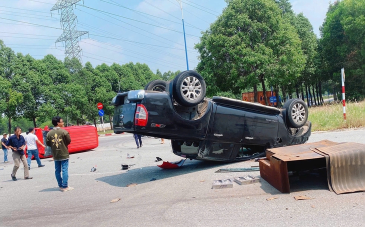 Ô tô tông nhau tại giao lộ TP.HCM: 1 xe lật ngửa, 1 xe lật ngang