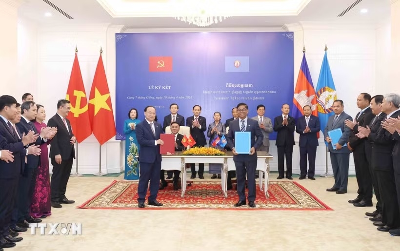 Thường trực Ban Bí thư chứng kiến lễ trao các văn kiện hợp tác Việt Nam-Campuchia