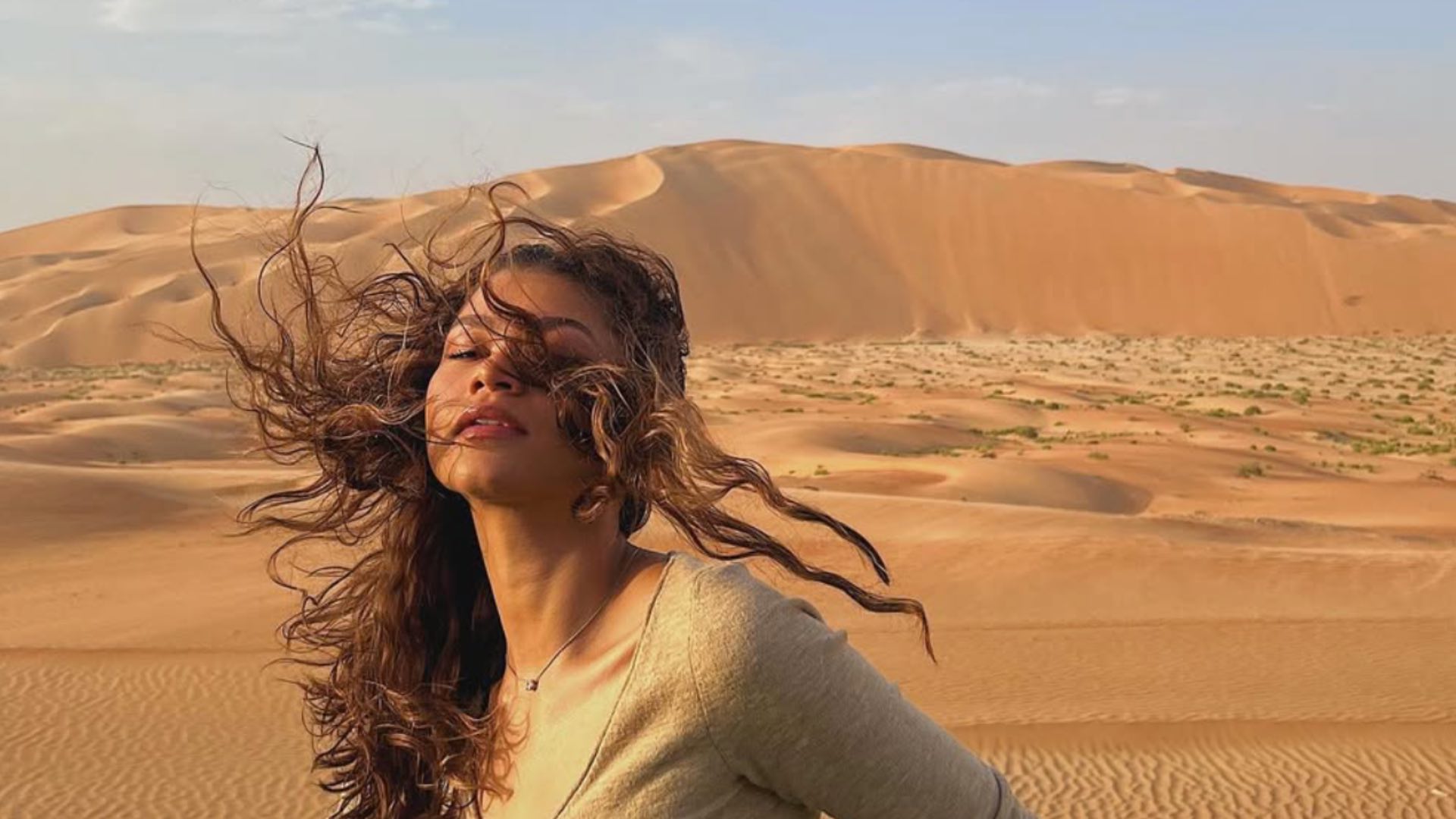 För att marknadsföra Dune överraskar Zendaya med en sandeffekt-look