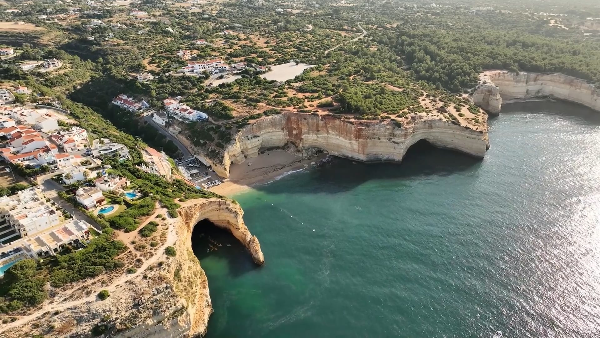 Albufeira: Drohne erkundet Portugals Urlaubsziel Algarve