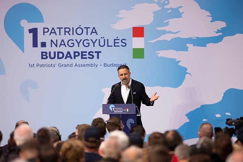 La derrota de Orbán deja a Vox sin su principal referente europeo