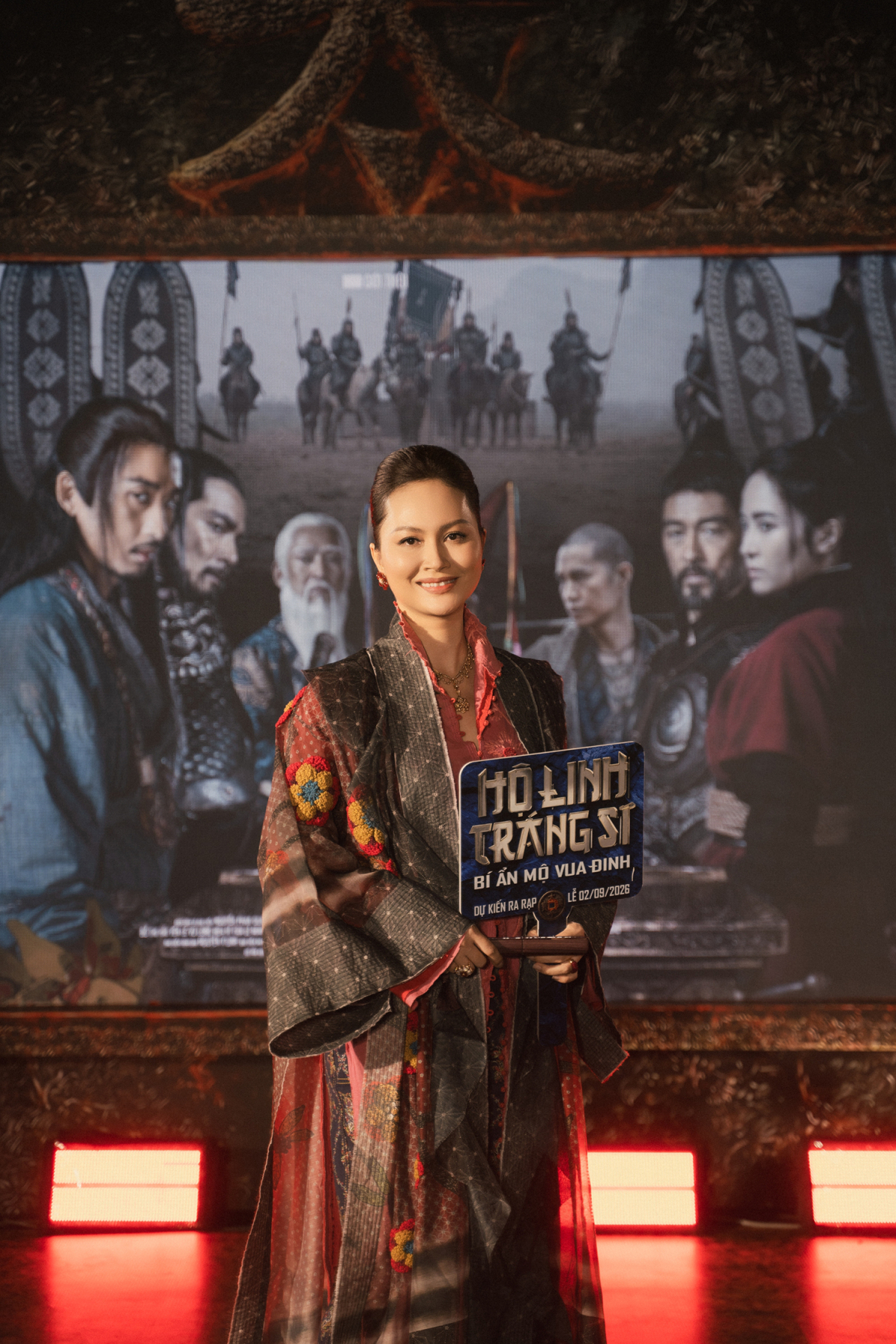 Con gái Đỗ Thị Hải Yến cùng mẹ sải bước trên thảm đỏ