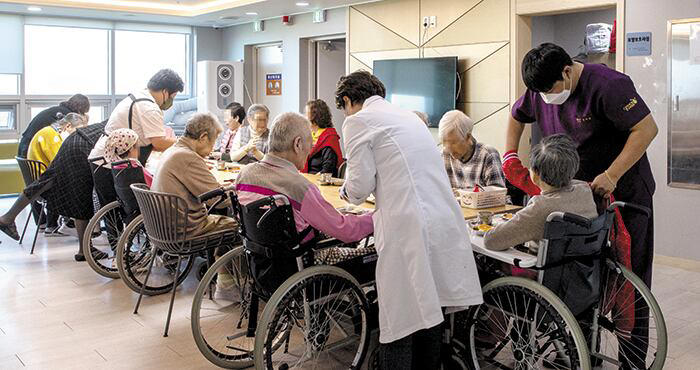 Caregivers care for the elderly at a nursing home in Yangju-si, Gyeonggi Province. Domestic nursing facilities struggle with a shortage of care workers, including caregivers. Photo unrelated to article content. Photo by Kim Ji-ho