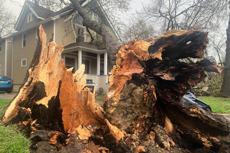 Floodwaters inundate Wisconsin streets, trapping drivers, as Midwest ...