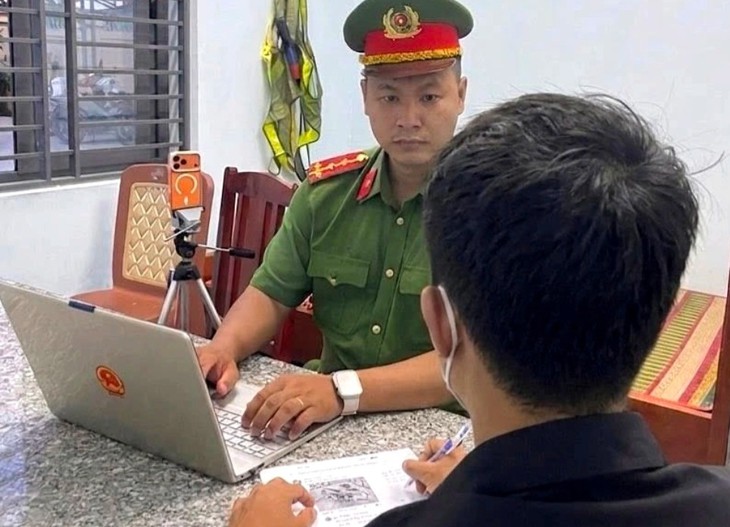 Cán bộ Công an phường Ba Ngòi (tỉnh Khánh Hòa) làm việc với C.V.Đ. - Ảnh: Công an phường Ba Ngòi