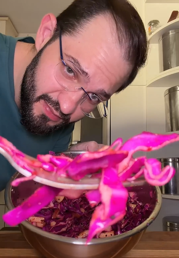 Repolho roxo temperado para um lanche da tarde leve e diferente