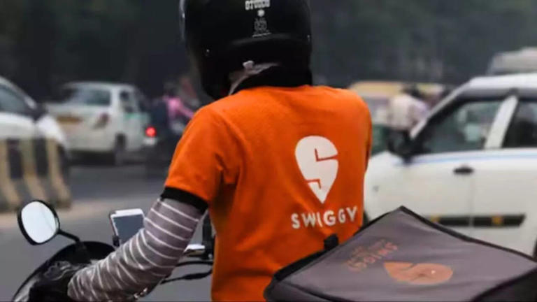 Swiggy rider drags food delivery box on road after being paid Rs 35 for ...