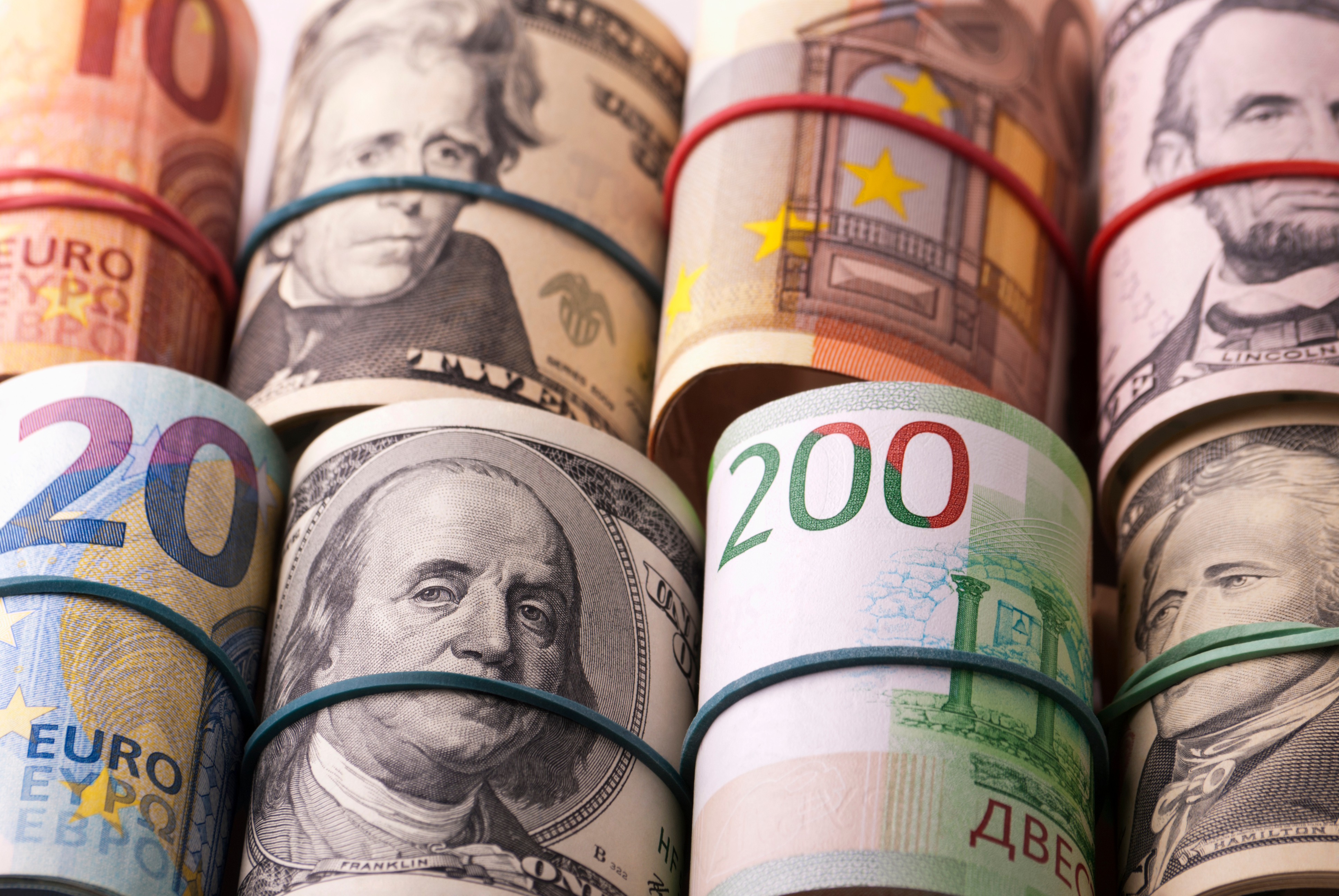 Dolar wciąż na fali. Kurs funta celuje w 2-letnie maksimum