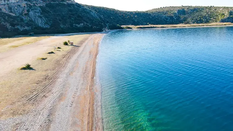 Παραλίες στην Πελοπόννησο: 10 ακτές που ορίζουν το ελληνικό καλοκαίρι