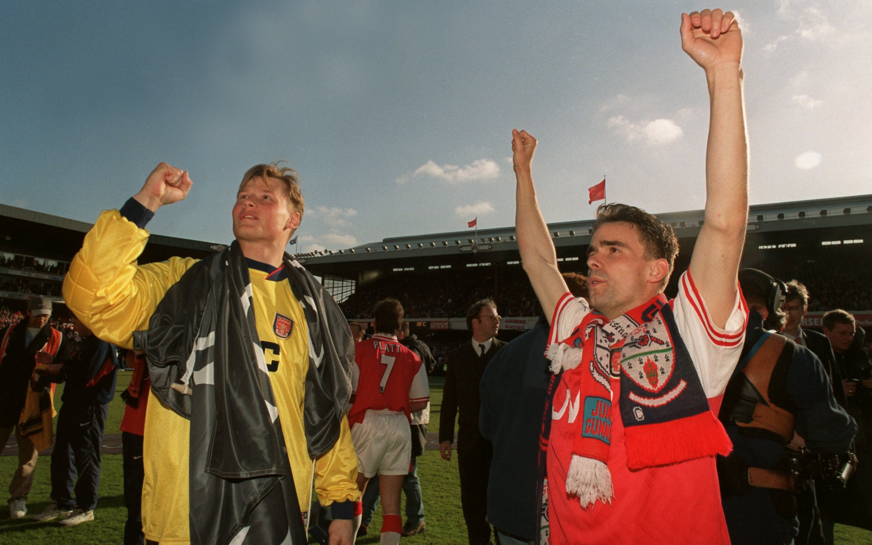 Former Arsenal star Alex Manninger dies after car hit by train