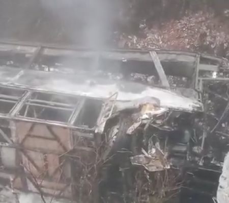 Caída de un autobús por un barranco deja 14 muertos y más de 20 heridos