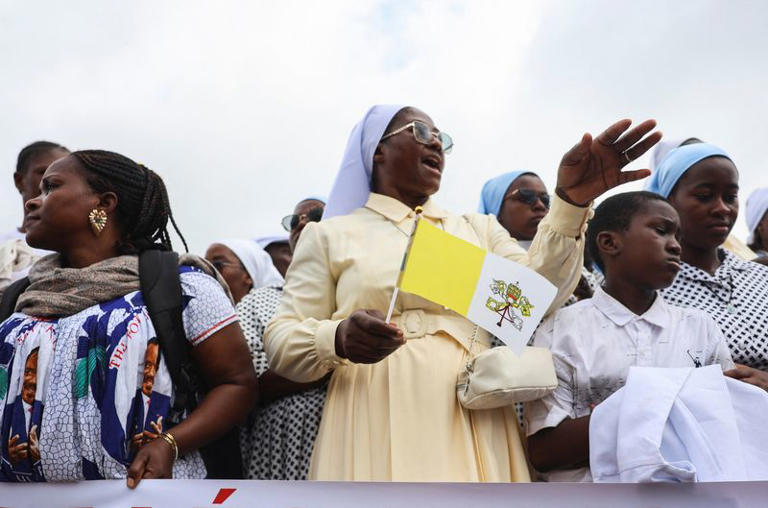 Au Cameroun, le pape Léon fustige « les maîtres de la guerre » ( drôle de discours, dès lors où c'est Paul Biya-bi pillard qui est l'instigateur de la guerre. Finalement, cette guerre le dépasse, malgré tout l'équipement de son armée d'officiers bourgeois et de fils à papa. Exactement comme à Hô Chi Minh-Ville au Vietnam.)