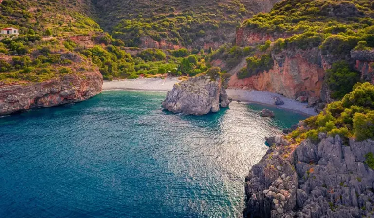 Παραλίες στην Πελοπόννησο: 10 ακτές που ορίζουν το ελληνικό καλοκαίρι