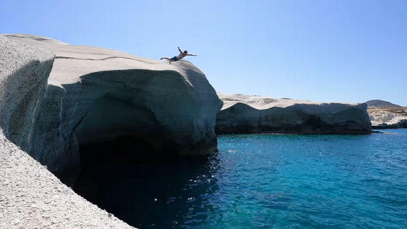 A complete travel guide to Milos and its best sights