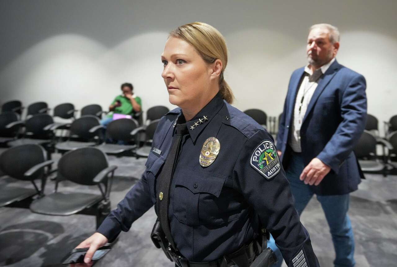 Austin, Abbott reach deal on police ICE policy, averting state funding loss