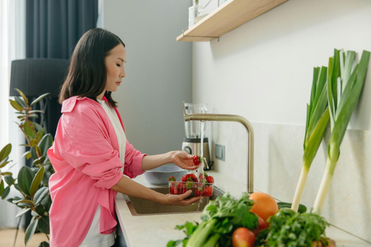 Multifunctionele fruit- en groentewaskom, groente en fruit wasboog met handvat, keuken plastic afvoermand, fruitwaskom met zeef (1 stuk (bruin