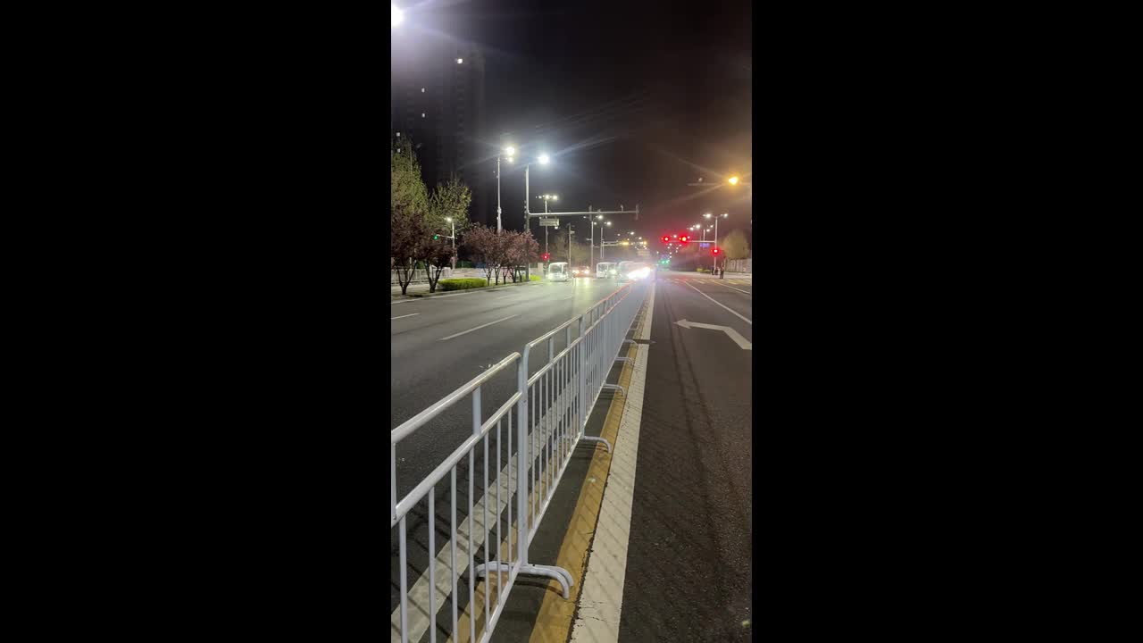 Robot falls during night marathon in Beijing, China