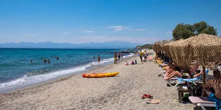 Παραλίες στην Πελοπόννησο: 10 ακτές που ορίζουν το ελληνικό καλοκαίρι