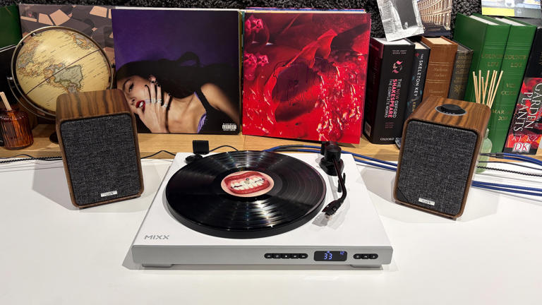 We’ve never seen this kind of combined CD-player-and-turntable design ...