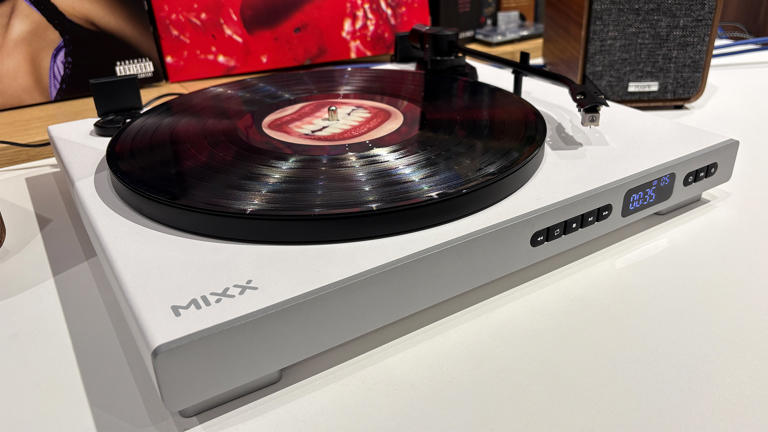 We’ve never seen this kind of combined CD-player-and-turntable design ...