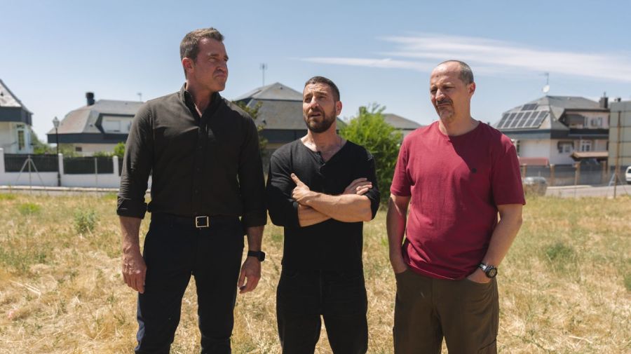 "Machos Alfa" está protagonizada por Fernando Gil (Pedro), Raúl Tejón (Raúl), Fele Martínez (Luis) y Gorka Otxoa (Santi).