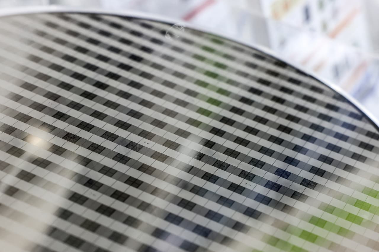Blowout earnings from AI chip makers fail to impress investors