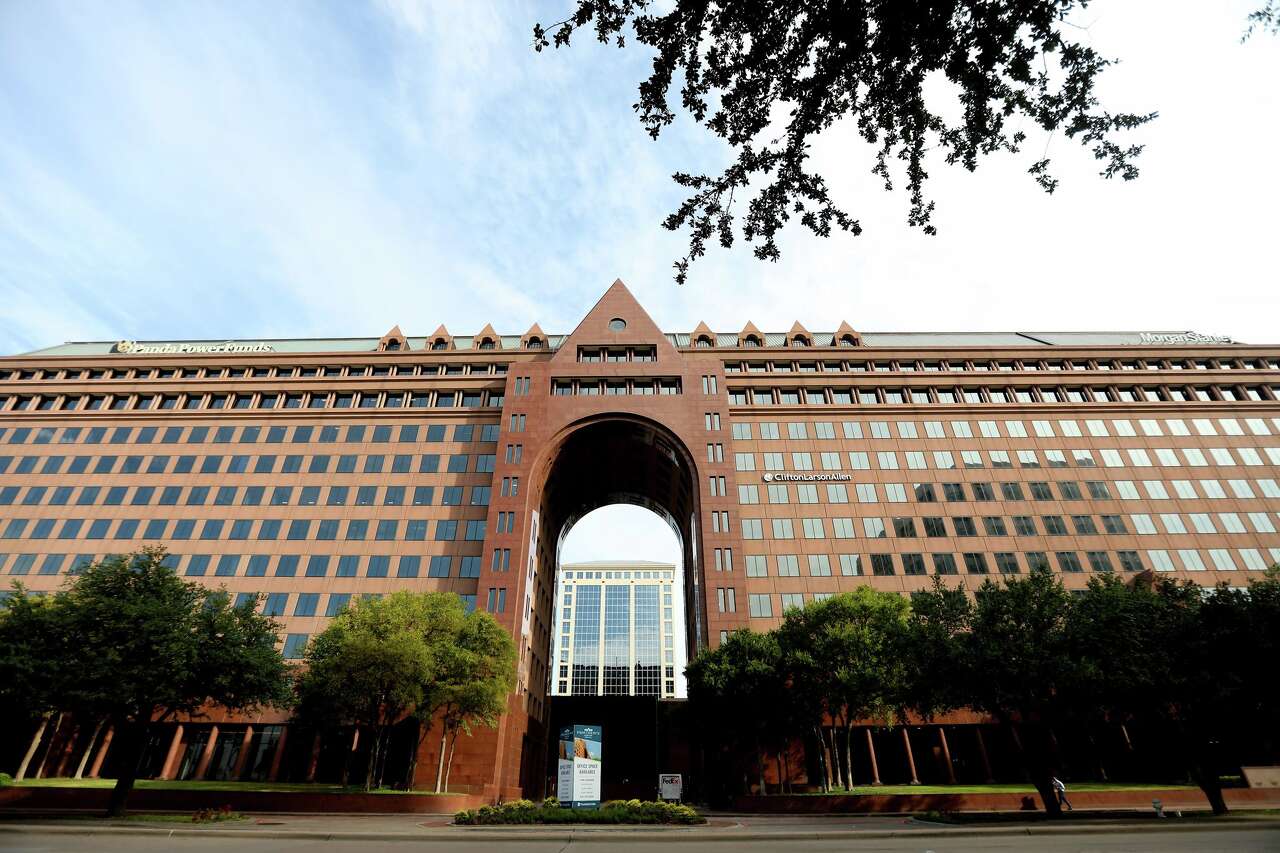 Landmark tollway high-rise for sale as D-FW submarkets heat up