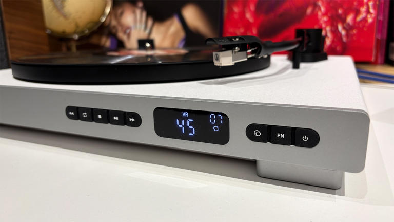 We’ve never seen this kind of combined CD-player-and-turntable design ...