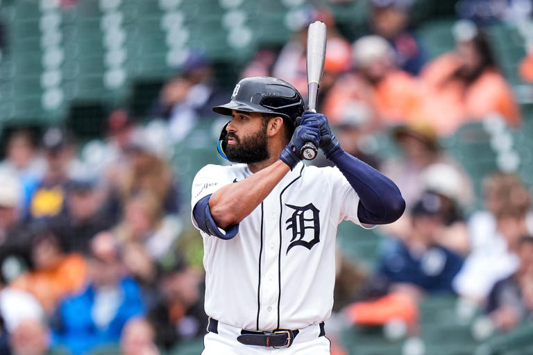 Tigers sweep Royals with epic 9th-inning rally for 10-9 win