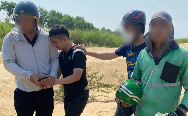 Mượn điện thoại của tài xế GrabBike rồi vờ đi vệ sinh để cướp