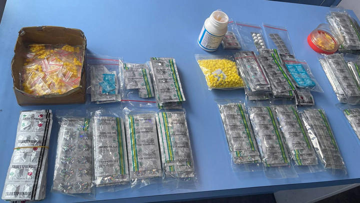 Ribuan butir obat keras tak punya izin edar diamankan oleh satuan Reserse Narkoba Polres Jakarta Selatan di kawasan Mampang dan Pancoran. Foto: Dok. Humas Polres Jakarta Selatan