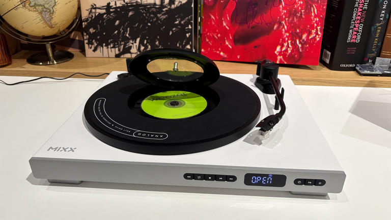 We’ve never seen this kind of combined CD-player-and-turntable design ...