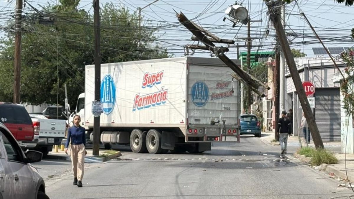 Camión derriba poste y deja sin luz a la zona centro de Guadalupe
