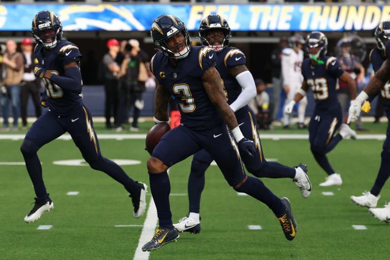 Update on extensions for Chargers' Derwin James, Tuli Tuipulotu