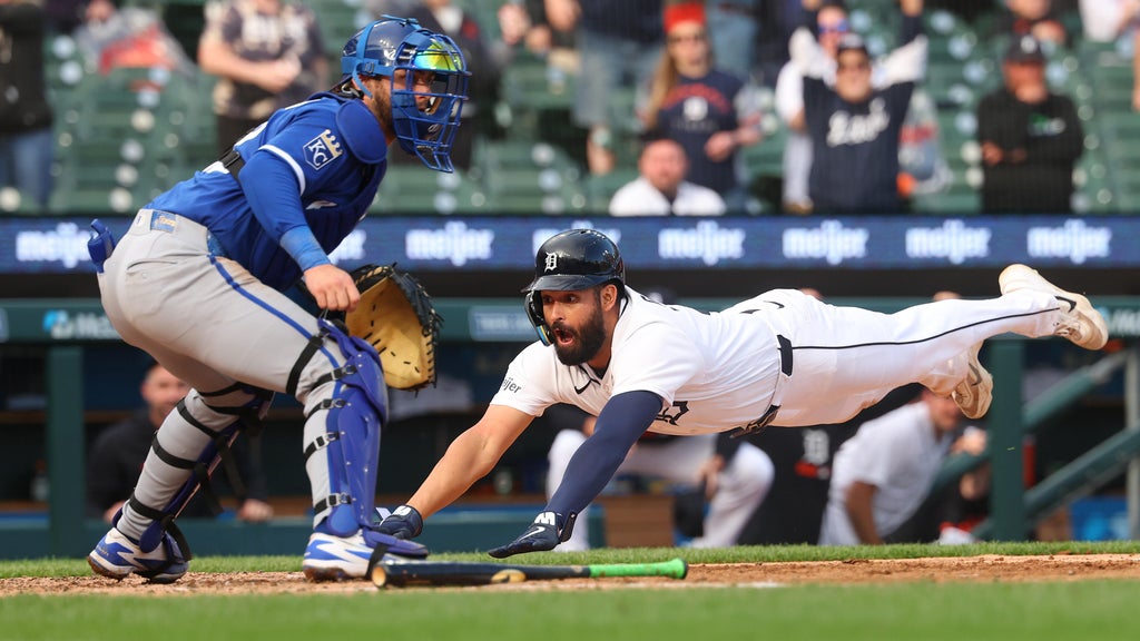 Tigers extend win streak to 6 with rain-delayed 10-9 victory over Royals